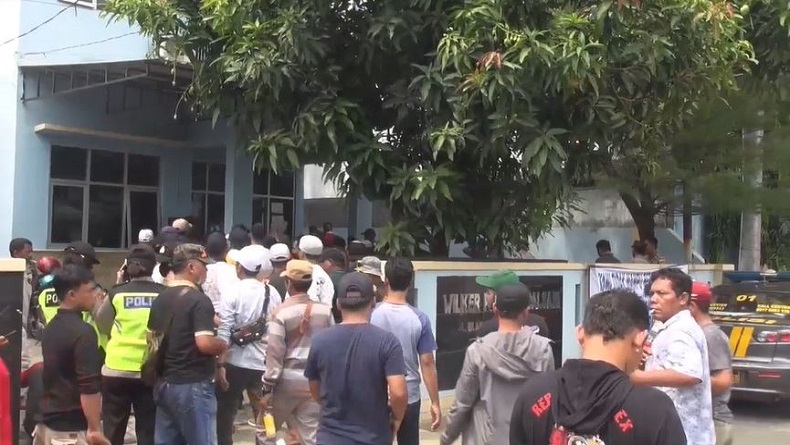 Protes Denda DPI, Ratusan Nelayan Duduki Kantor PSDKP di Tegal