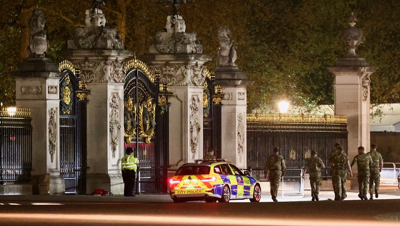 Pria Ditangkap Polisi setelah Lempar Selongsong Peluru ke Halaman Istana Buckingham