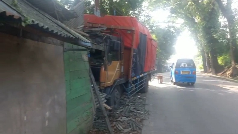Truk Tronton Tabrak Warung Kopi sampai Hancur di Cikembar Sukabumi, Sopir Diduga Ngantuk