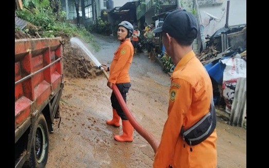 Longsor di Megamendung Bogor, 2 Motor Tertimbun Tanah