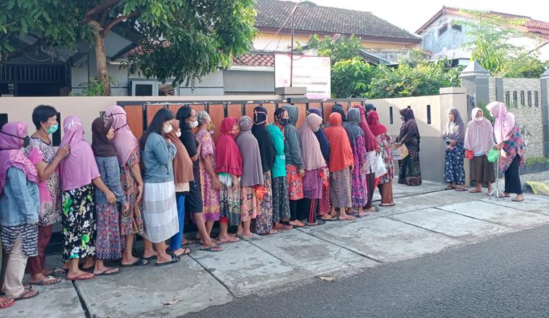 Mengintip Papan Sedekah di Cilacap, Bagikan Sayur, Lauk Pauk dan Bumbu ke Emak-emak