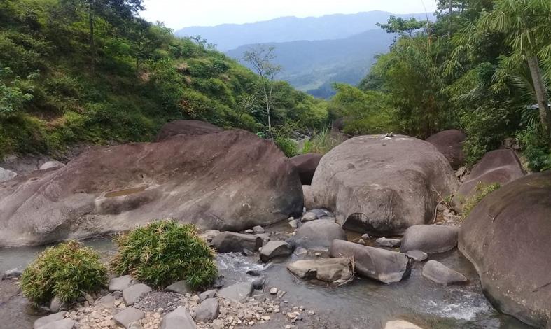 Uniknya Sungai Barong di Pemalang, Ada Jutaan Batu dari Seukuran Rumah hingga Lapangan Bola