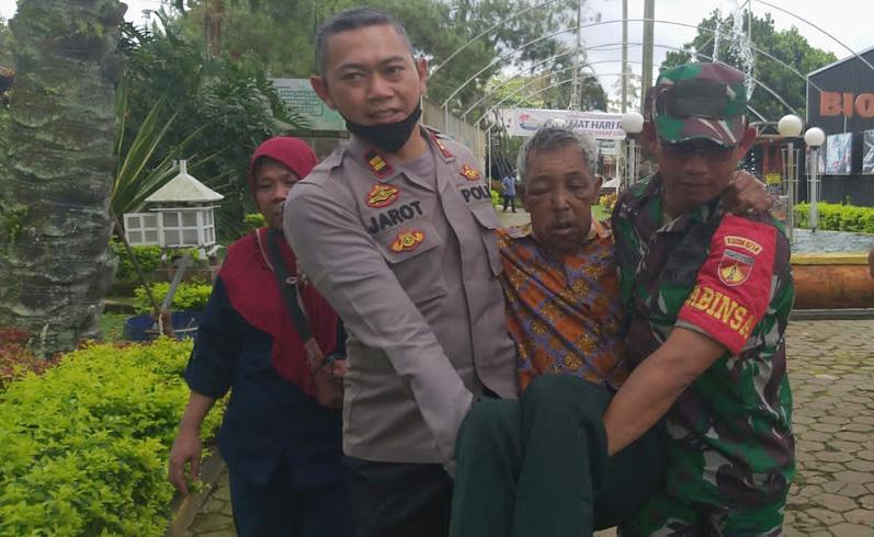 Reaksi Cepat Personel TNI-Polri Evakuasi Warga Magelang Telantar di Bandungan