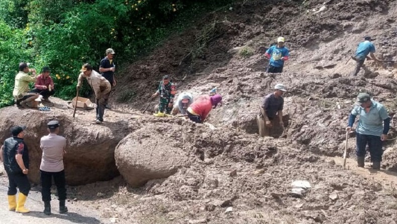 Longsor Tanah dan Batu Tutup Jalan di Cililin KBB, Akses Warga 3 Desa Terputus