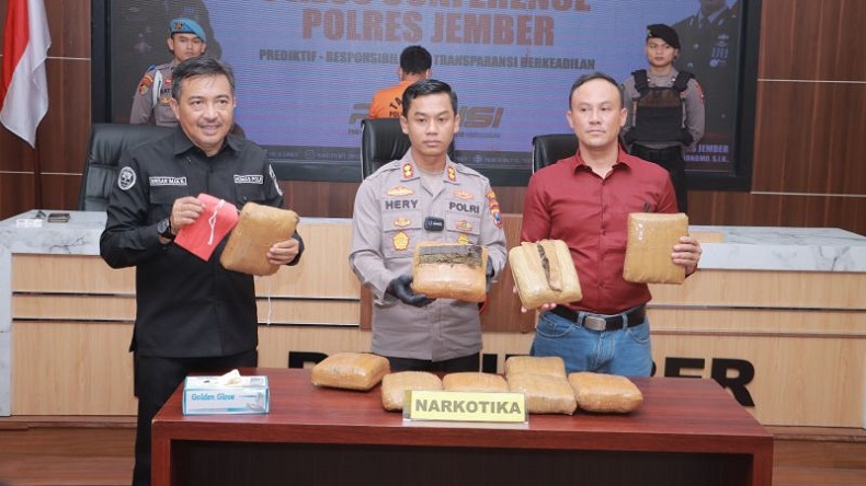Kurir Narkoba Lintas Pulau Ditangkap di Jember, 10 Kg Ganja Disita