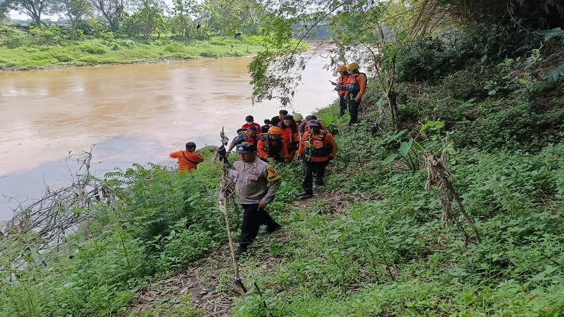 Mayat Pria Misterius Ditemukan Mengambang di Sungai Bengawan Solo