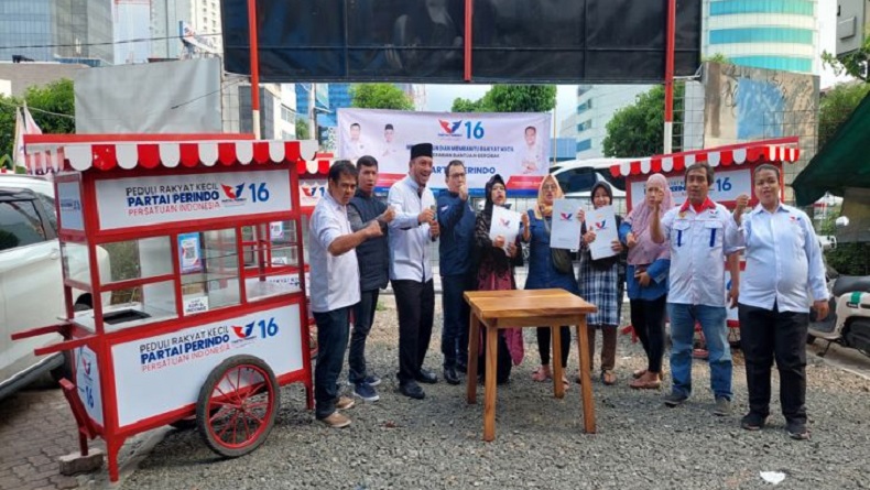 Pedagang Mi Ayam di Kembangan Senang Akhirnya Dapat Gerobak Partai Perindo