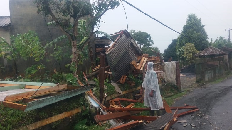 Angin Puting Beliung Rusak Puluhan Rumah di Cidahu Sukabumi