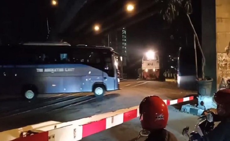 Viral Bus TNI AL Nyaris Tertabrak Kereta saat Terobos Palang Pintu, Ini Respons KAI 
