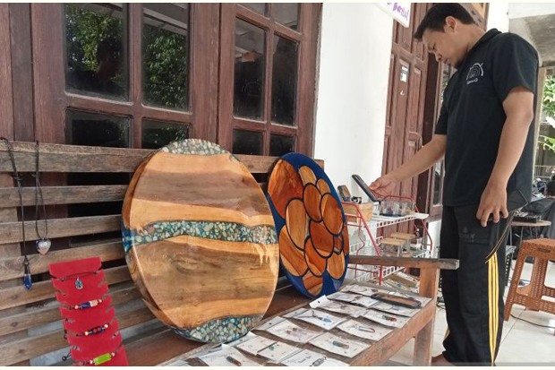 Keren, Perajin di Bantul Ini Padukan Limbah Kayu dan Resin Jadi Kerajinan Menarik