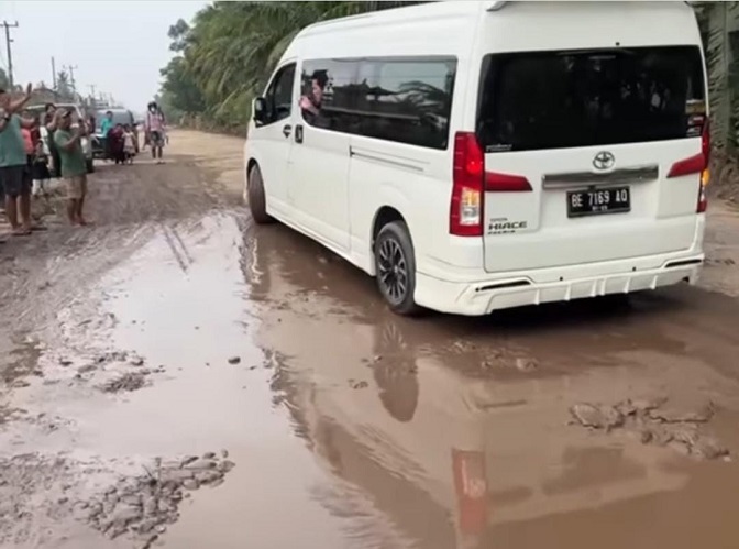 Cek Jalan Rusak di Lampung, Mobil yang Ditumpangi Erick dan Basuki Terjebak Lumpur