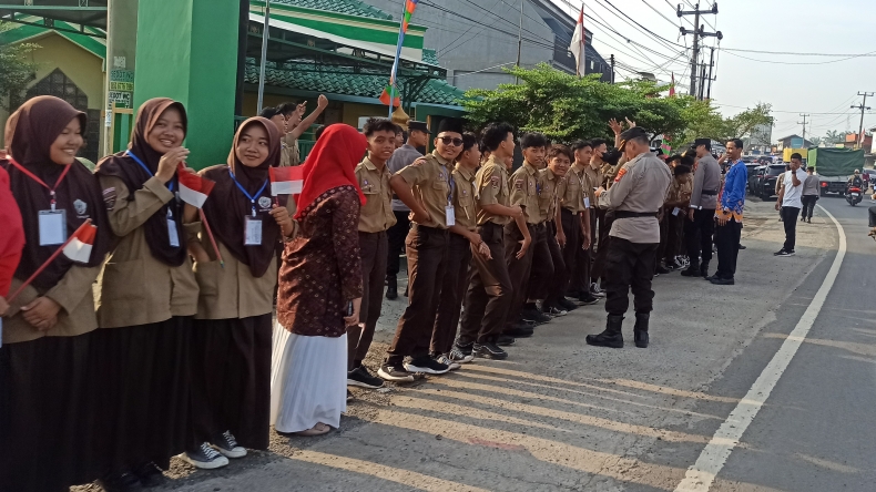 Sambut Kedatangan Presiden Jokowi, Pelajar di Lampung Bawa Bendera di Pinggir Jalan