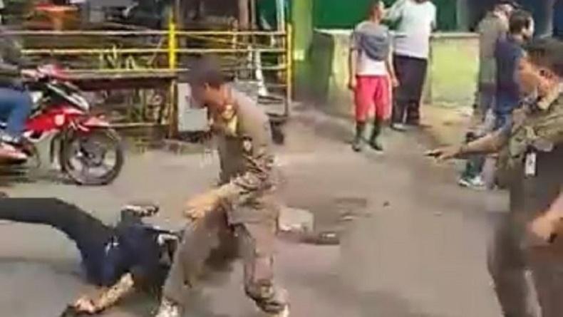 Penertiban Pasar Anyar Tangerang, Anggota Satpol PP Banting Pedagang