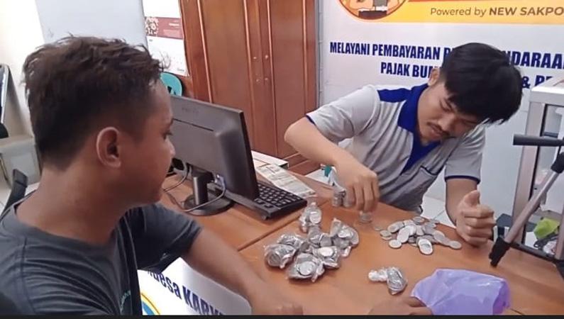 Patut Ditiru, Tukang Sayur Keliling di Cilacap Ini Bayar Pajak Pakai Ratusan Uang Koin Rp500