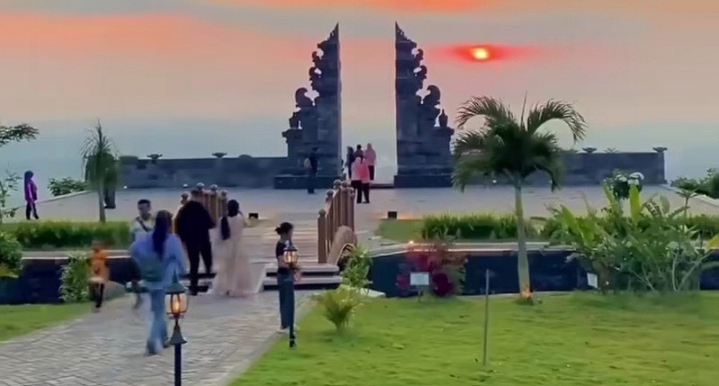 Indahnya Puncak Jowin, Tulungagung Rasa Bali dengan Pemandangan Hamparan Awan