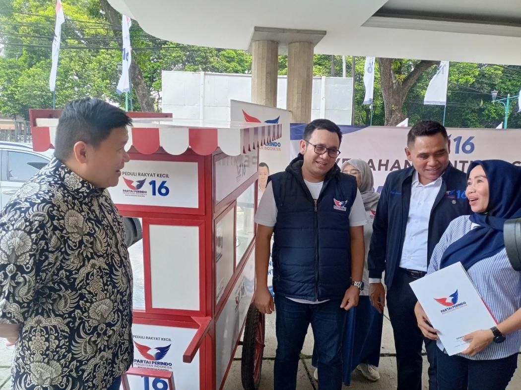 Dapat Gerobak Perindo, Pedagang: Terima Kasih Pak HT