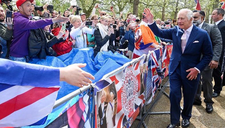 Raja Charles Sapa Pendukungnya di Luar Istana sebelum Penobatan