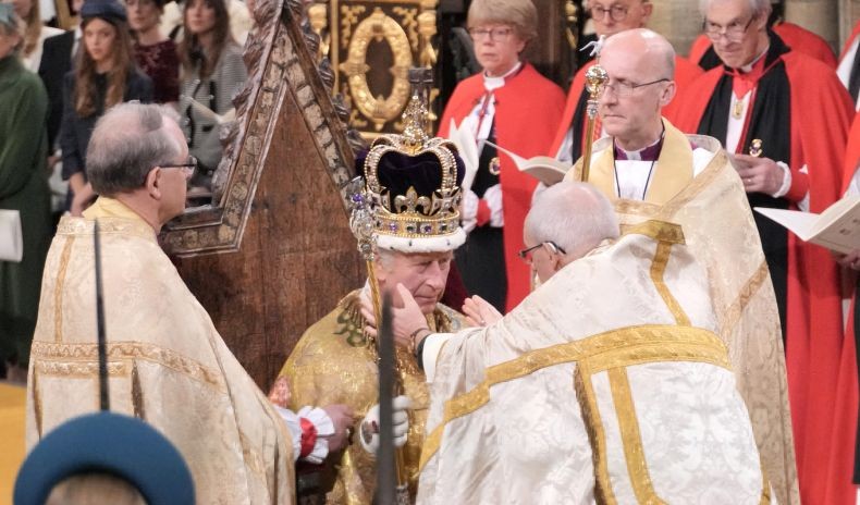 Raja Charles III Resmi Dinobatkan