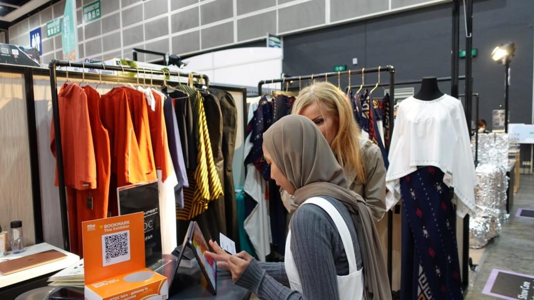 Bikin Bangga, Desainer Muda Asal Kudus Jadi Sorotan di Hong Kong Fashion Week