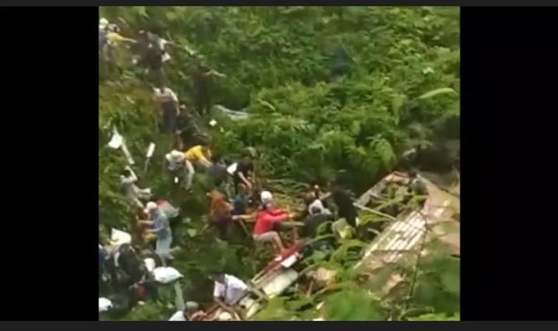 Detik-Detik Bus Wisata Sarat Penumpang Terjun ke Jurang di Guci Tegal, Sejumlah Orang Luka-Luka