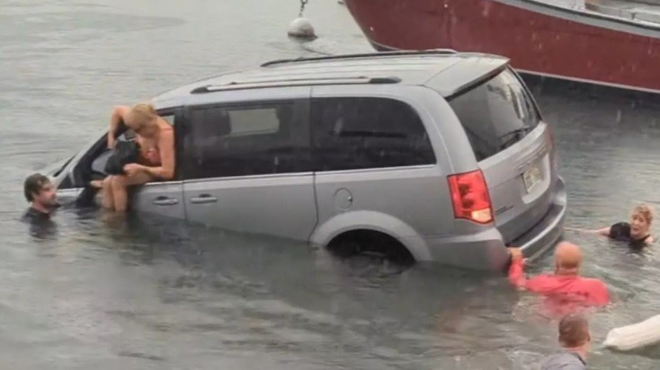 Ikuti Arah GPS, Pengendara Mobil Ini Malah Nyemplung ke Laut