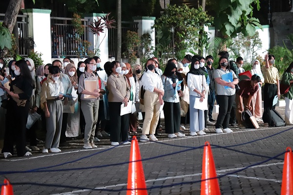 Foto Peserta UTBK di UPN Veteran Jakarta yang Sudah Antre sejak Pagi Buta