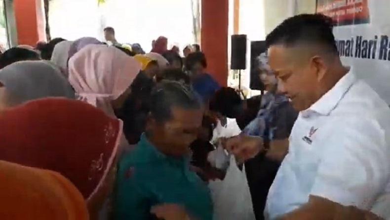 Bacaleg Partai Perindo Ken Ragil Turyono Bagikan Ratusan Zakat Fitrah di Purbalingga