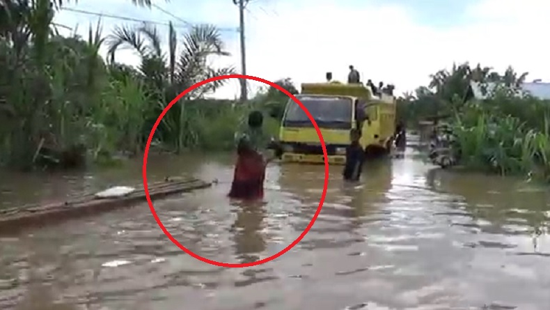 Heboh Nenek Adang Truk Lewati Banjir gegara Takut Rumah Rusak Terkena Air