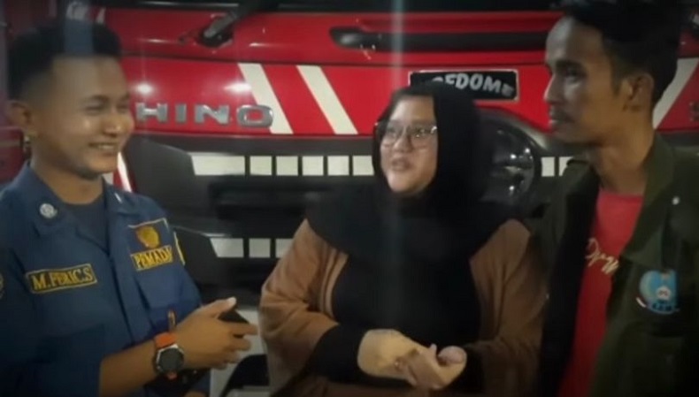 Unik, Ibu Hamil Ini Minta Foto dengan Mobil Damkar di Matraman karena Ngidam