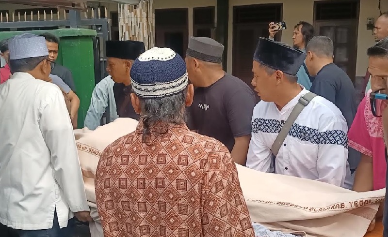 Jenazah Korban Bus Masuk Jurang di Guci Tegal Tiba di Tangsel, Tangis Keluarga Pecah