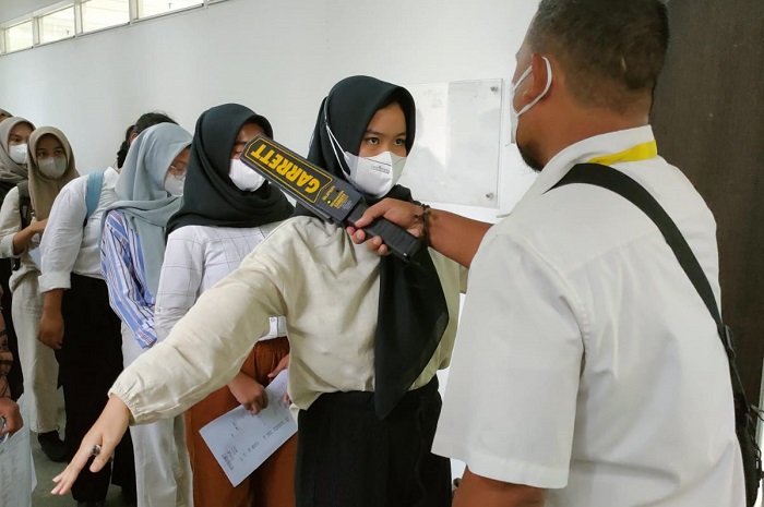 Potret Ketat Pelaksanaan UTBK Hari Pertama di Kampus UI, Peserta Dicek Metal Detector