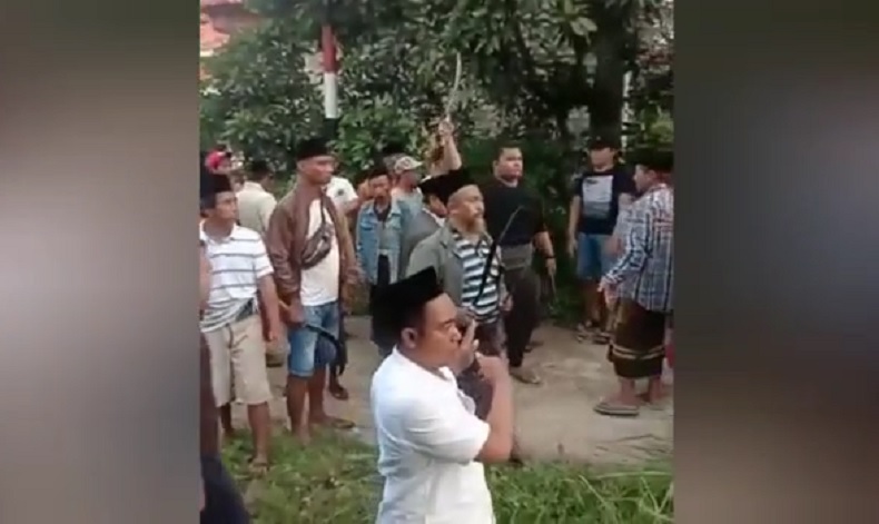 Viral 2 Kelompok Warga di Bangkalan Saling Acungkan Senjata Tajam Jelang Pilkades 
