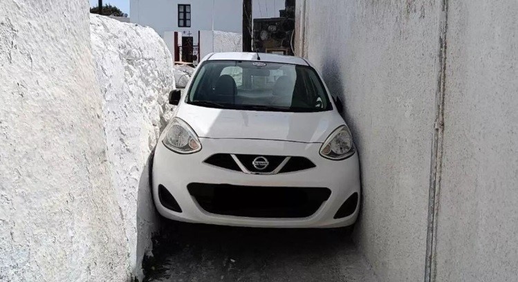 Viral Mobil Terjepit di Gang Kecil, Pengemudi Tak Sadar Jalan Menyempit