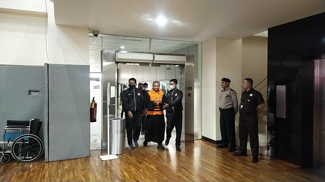 Penampakan Pengacara Lukas Enembe Diborgol dan Kenakan Rompi Tahanan KPK