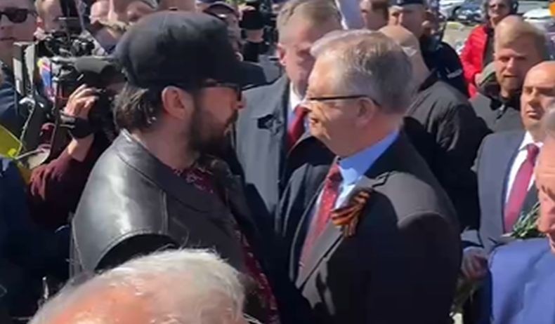 Dubes Rusia Dicegat Massa saat Hadiri Peringatan Hari Kemenangan Perang Dunia II