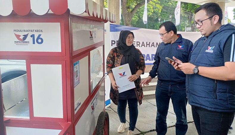 Partai Perindo Bagikan 3 Gerobak ke Pedagang UMKM Kecamatan Koja