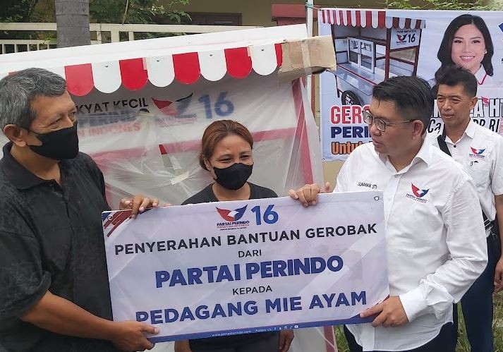 Senyum Bahagia Penjual Gorengan di Surabaya Dapat Gerobak Perindo