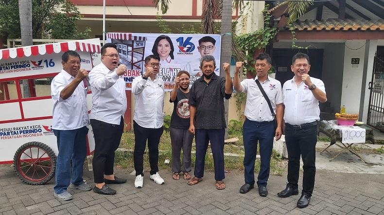 Dapat Gerobak Perindo, Pedagang Gorengan: Sangat Membantu Rakyat Kecil
