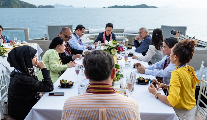 Momen Pimpinan Parlemen ASEAN Berlayar Naik Kapal Phinisi, Nikmati Pesona Labuan Bajo