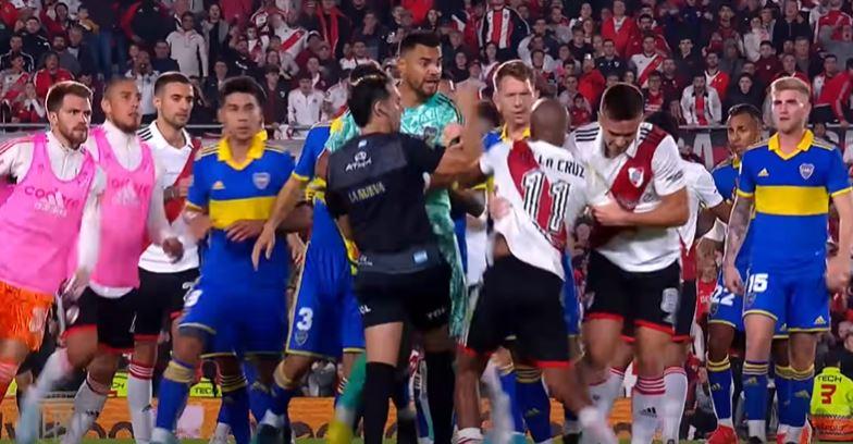Laga River Plate Vs Boca Juniors Bikin Geger! 7 Kartu Merah Keluar dari Saku Wasit