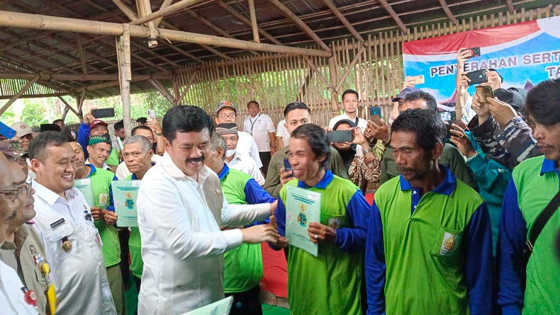 Hadi Tjahjanto Serahkan Ratusan Sertifikat Tanah di Pemalang, Ini Pesannya 