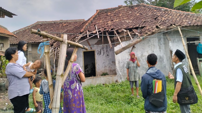 3 Rumah Rusak Dihantam Hujan Disertai Angin Kencang di Padalarang KBB