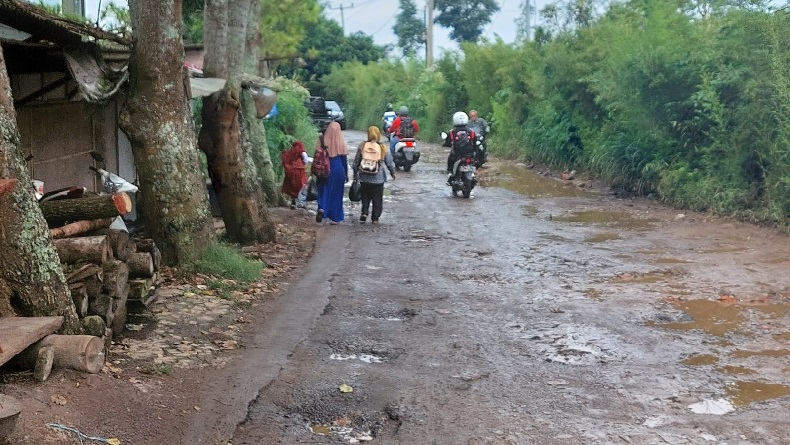 Jalan Perbatasan Lembang KBB-Kota Bandung Rusak Parah, Berlubang dan Berlumpur