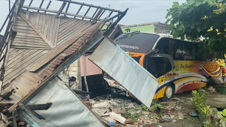 Kecelakaan di Bojonegoro, Bus Pariwisata Tabrak Rumah dan Warung Diduga Sopir Ngantuk