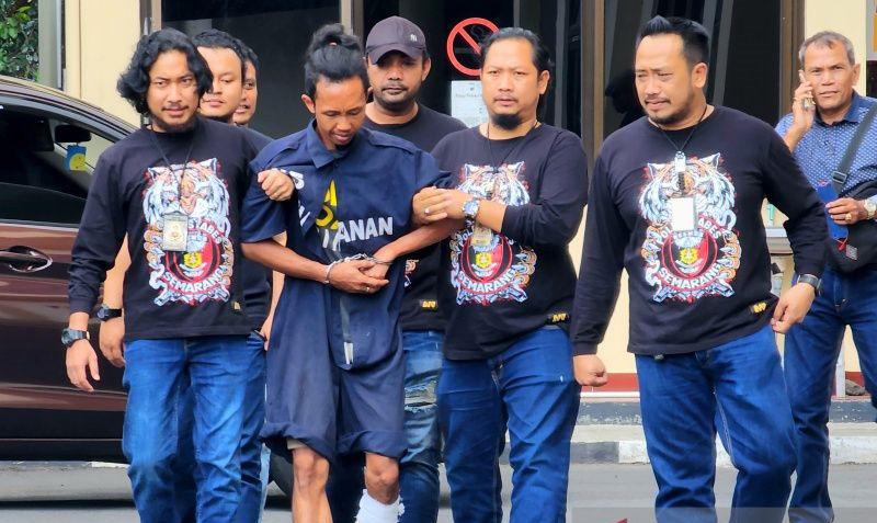  Penampakan M Husen, Pembunuh Bos Depot Air Isi Ulang Tertatih-tatih Digelandang Polisi