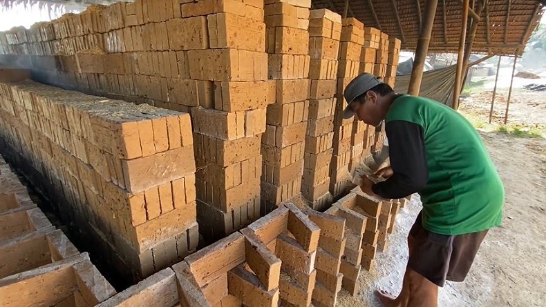 Dampak Panas Ekstrem, Produksi Perajin Batu Bata di Banjarnegara Naik Tajam