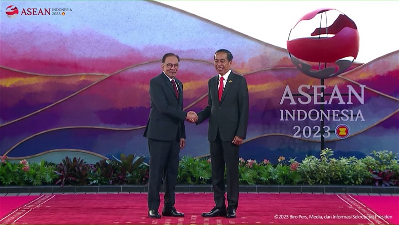 Penuh Senyum, Presiden Jokowi Sambut Hangat Pemimpin Negara di KTT ASEAN