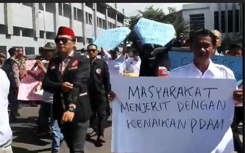 Warga Demo di Kantor Bupati Muara Enim Tolak Kenaikan Tarif Air Bersih
