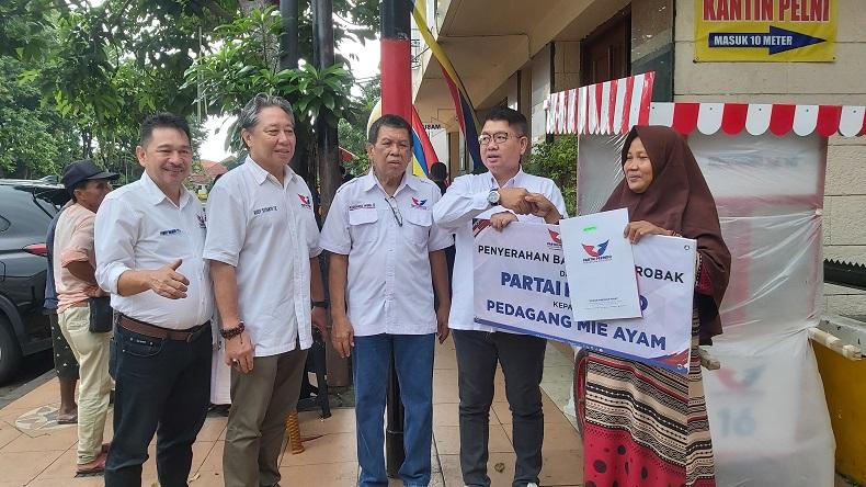Dapat Gerobak Perindo, Penjual Lontong Mi: Semoga Partai Perindo Sukses