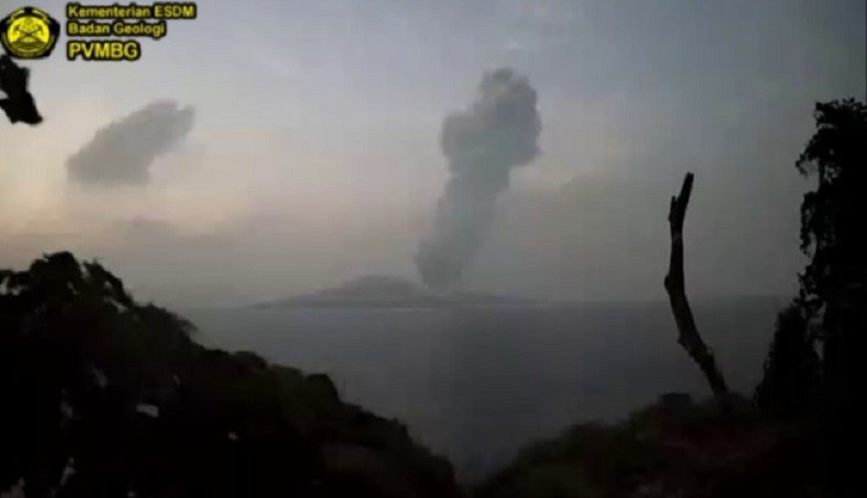 Gunung Anak Krakatau Erupsi Kamis Pagi, Kolom Abu Setinggi 3.000 Meter